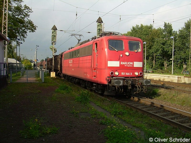 151 144 am 12.9.2007 mit Gterzug in Drverden
