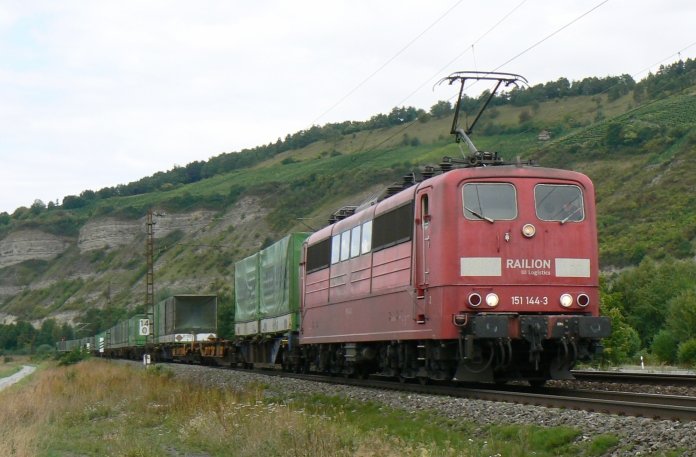 151 144 gehrt zu den wenigen noch vorhandenen Sonderlingen. Bis auf die Front ist der Lack noch orientrot. Somit fhrt sie hnlich wie 101 001-003 im  neuroten  Lack umher. Am 21.8.2008 war sie bei Thngersheim im Maintal mit einem Hangartner-Blockzug unterwegs in Richtung Wrzburg. Neben ihr trgt 151 086 das selbe Farbkleid.