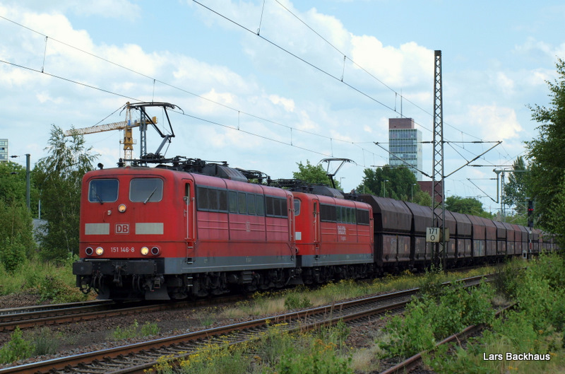 151 146-8 + 151 153-4 ziehen am 6.07.09 einen Erzleerpark von Salzgitter-Beddingen nach Hamburg-Hansaport. Aufgenommen bei der Durchfahrt in Hamburg-Unterelbe.