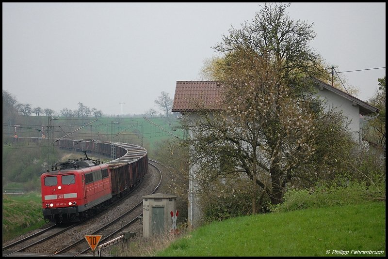 151 147 befrdert am Abend des 22.04.08 CS 60706 von Harburg(Schwaben) nach Heilbronn, aufgenommen am Km 77,6 der Remsbahn (KBS 786) in Hhe Aalen-Oberalfingen. Als Schublok fr diesen Zug war 140 173 eingeteilt.