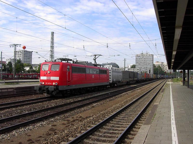 151 147 mit G�terzug in M�nchen Ost (Juni 2005)