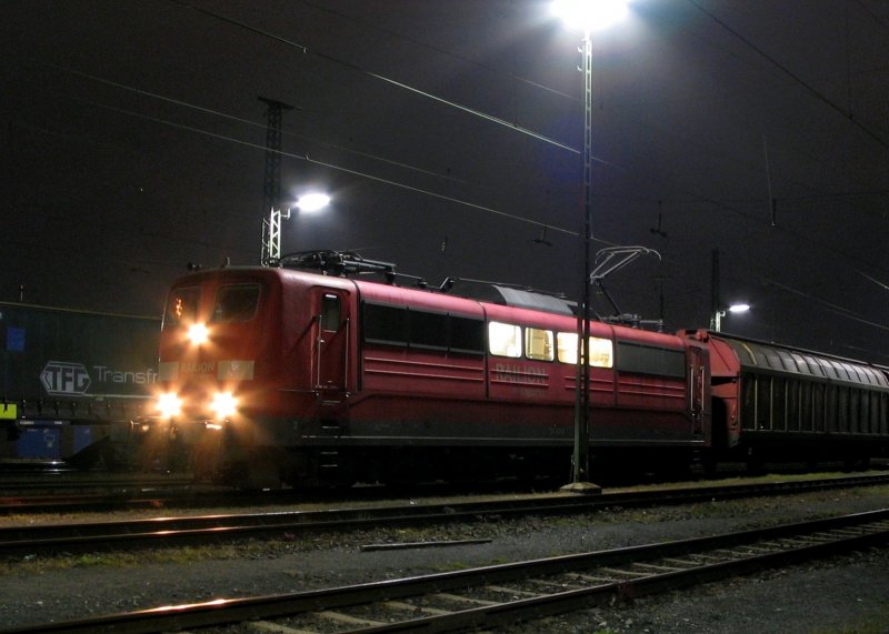 151 149 steht mit ihrer bergabe 56954 nach Crailsheim um 4.30 Uhr abfahrbereit im Bahnhof Ansbach. Im Oktober 2007