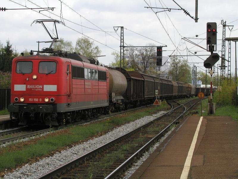 151 150-0 wurde am 16.4.2007 vor dem Bahnhof Regensburg Pr�fening ausgebremst und beschleunigt nun wieder mit einem schweren G�terzug.