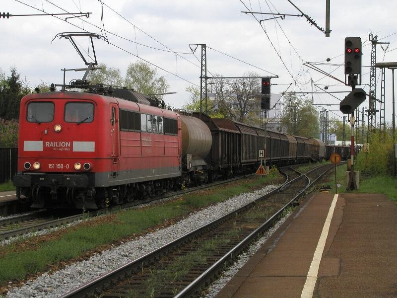 151 150-0 wurde am 16.4.2007 vor dem Bahnhof Regensburg Prfening ausgebremst und beschleunigt nun wieder mit einem schweren Gterzug.