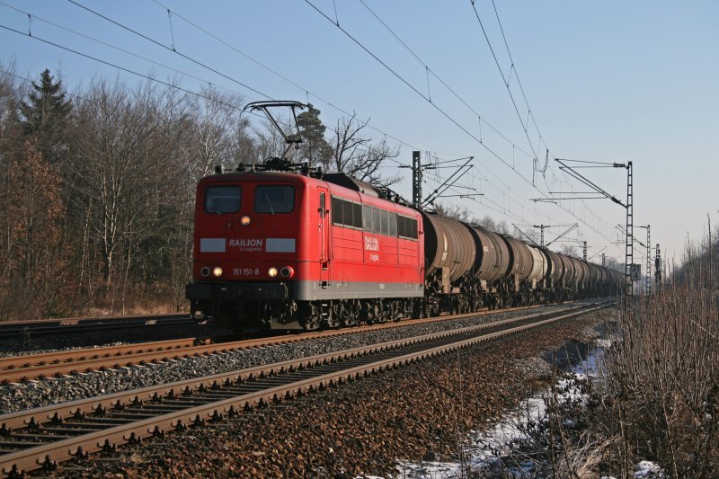 151 151 mit einem Kesselwagenzug am 10.01.2009 in Haar (bei Mnchen).