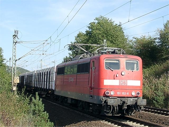 151 152-6 schleppt einen Gterzug von Eisenach kommend in Richtung Bebra.