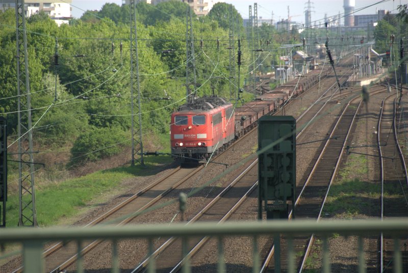 151 152-6 in Traktion mit zweiter 151 und Leerzug bei der Durchfahrt des Bahnhof Dormagen (Strecke Kln-Neuss)