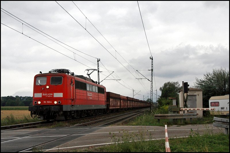 151 153 (9180 6151 153-4 D-DB)  bringt einen Kalkzug von Fischbach(Inn) zum Zementwerk in Rohrdorf. (03.08.2009)
