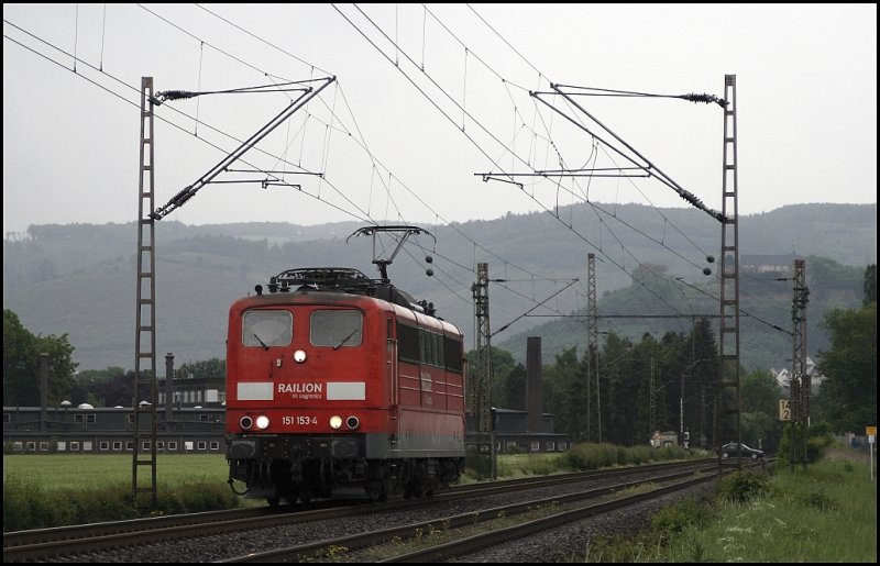 151 153 ist ohne Fracht am Haken in Richtung Hagen unterwegs. (15.05.2009)