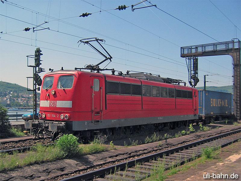 151 154-2 durchfhrt den Bahnhof von
Rdesheim am 11. Mai 2005 
