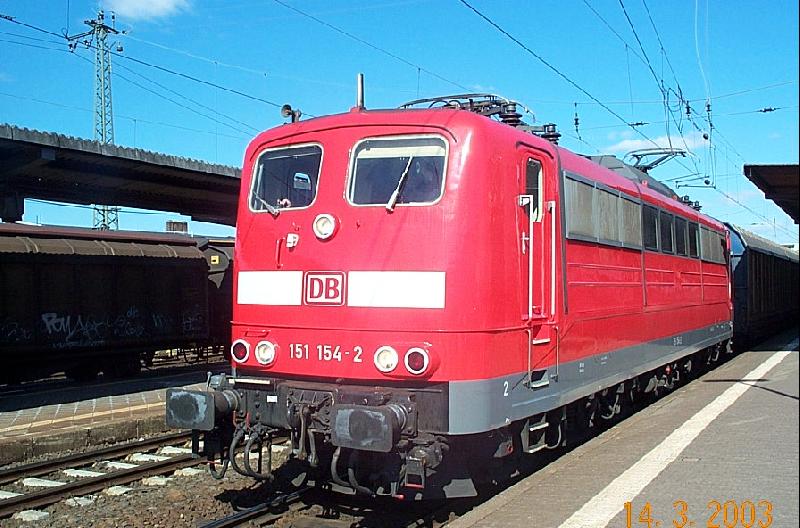 151-154 fhrt mit einem Gterzug in Giessen Hbf ein!!!Es wurde soeben ein Lokfhrerwechsel vorgenommen.