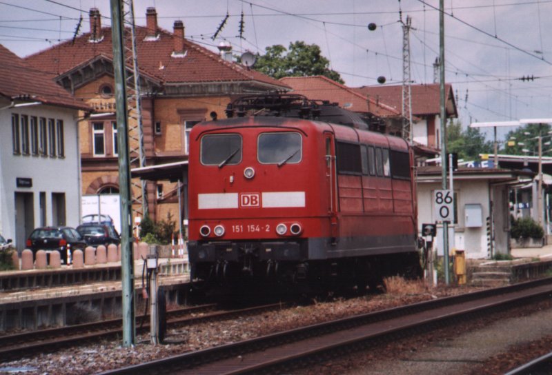 151-154 macht Pause: am Standort Villingen (Schwarzwaldbahn).
Nach einem schweren Bergtransport von Kies und Sand aus dem 
Oberrheintal (Friesenheim) nach Villingen (705 M..N.N.)wird
nachfolgend die Gterbergabe zurck (hinab) nach Offenburg
gefahren. Aufnahme aus den Sommermonaten des Jahres 2006. 