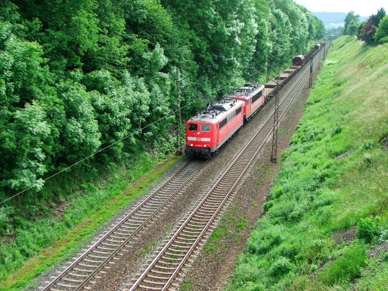 151-155-8 und 155 mit 52260 nach Saalfeld. Fotografiert am 11.6.05 in Lichtenfels. Beachte Vorkriegsoberleitung mit festem Tragseil im Ursprungszustand.
