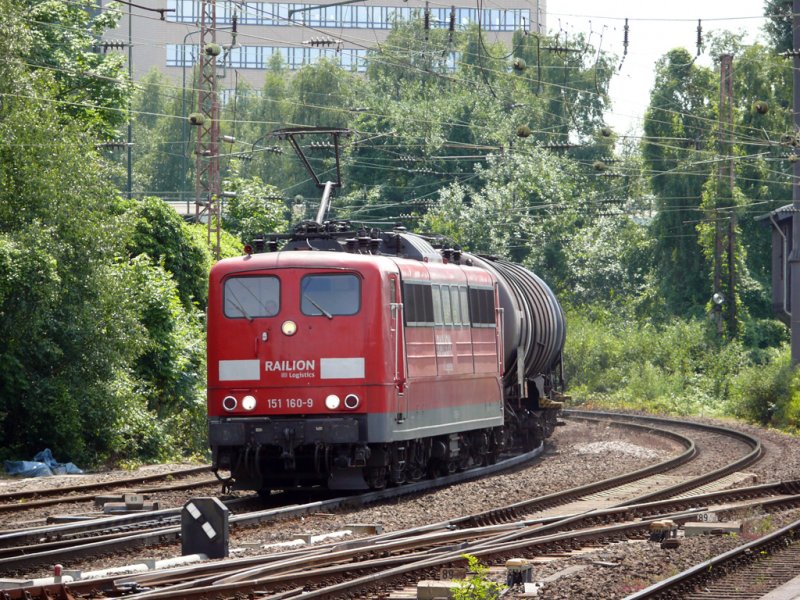 151 160-9 bei der Durchfahrt in Dsseldorf-Rath am 20.6.2009