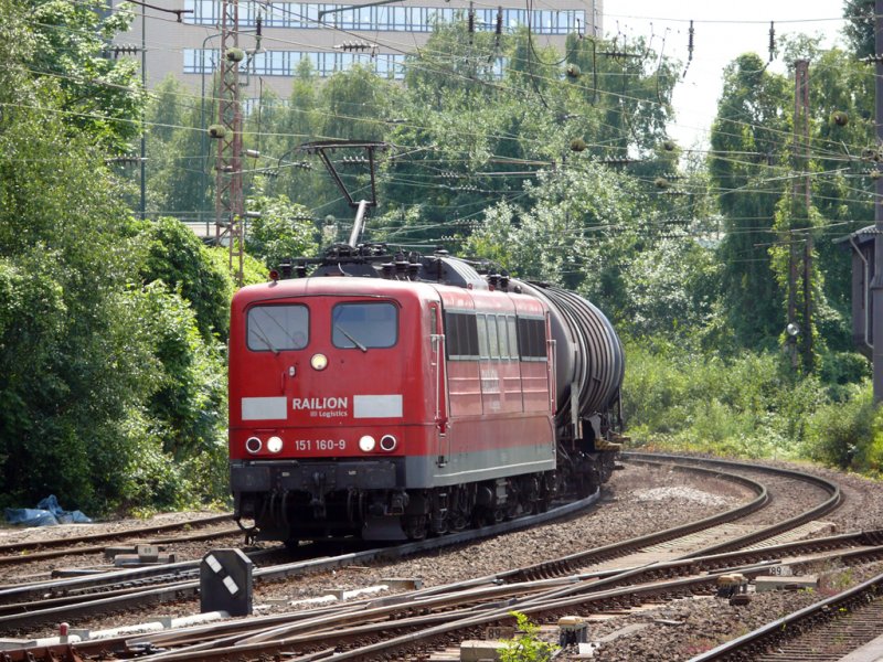 151 160-9 bei der Durchfahrt in Dsseldorf-Rath am 20.6.2009