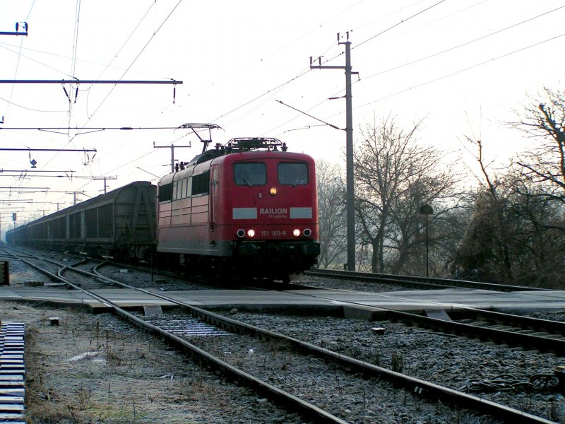 151 160-9 ist mit einem Gterzug auf der Ostbahn bei Bruck/Leitha Richtung Wien unterwegs; 081210