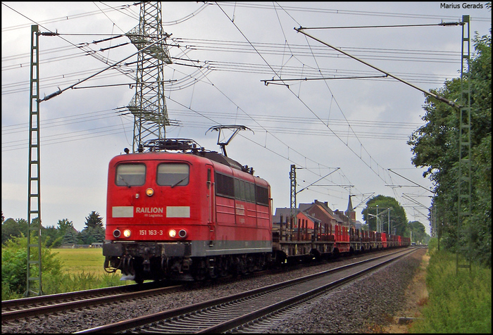 151 163 mit einem Gz nach Aachen West an der ehem. Anrufschranke 6.7.2009