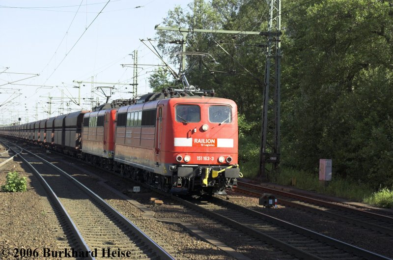 151 163 und eine Schwestermaschine mit einem Gterzug in Hamburg-Harburg am 10.6.2006