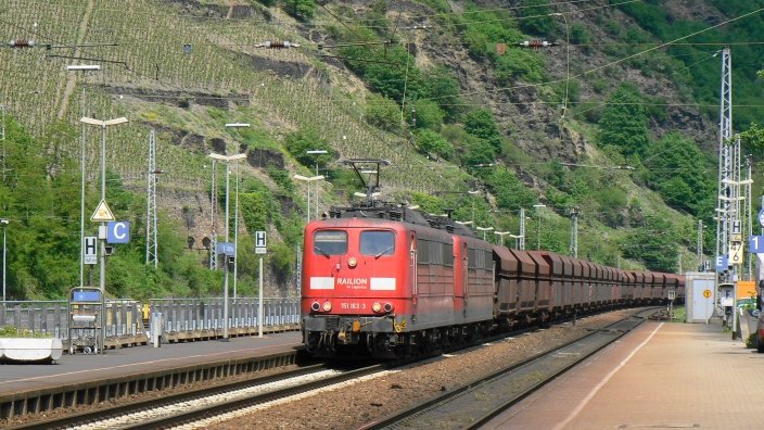 151 163 steht am 13.5.2008 mit einem Erzzug in Cochem (Mosel) Bahnhof und wartet auf Weiterfahrt.