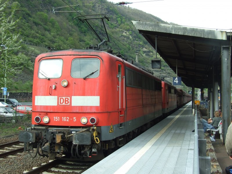 151-163 und eine weitere 151er warten mit einem laaaangen Kohlezug in Cochem auf die Weiterfahrt ins Saarland, um sich da der schweren Fracht zu entledigen.
Cochem, der 26.6.08