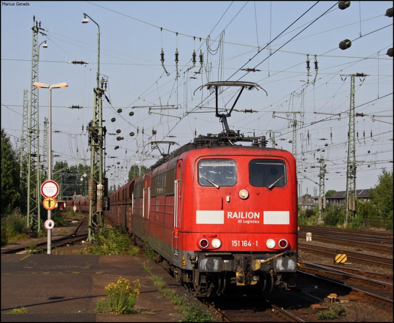 151 164 mit 151 109 (verkehrsschwarz) mit dem 5000er bei der Durchfahrt von Mnchengladbach Hbf 4.8.2009