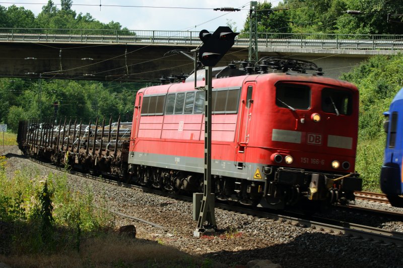 151 166-6 fhrt kurz hinter Fulda mit einen aus Rohren beladen Gz Richtung Norden am 11.07.2009