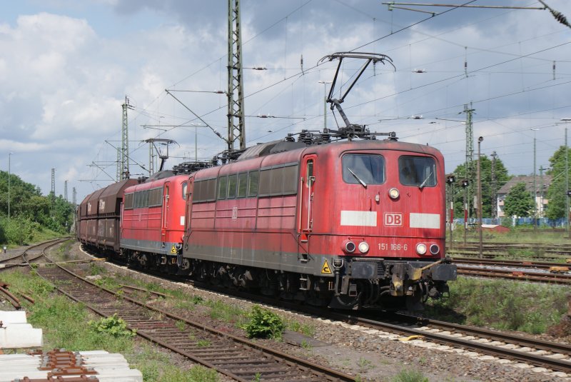 151 166-6 fuhr bei bestem Wetter in Doppeltraktion durch den Seelzer Rangierbahnhof,mit leeren Erzwagen.Fotografiert am 26.05.2009
