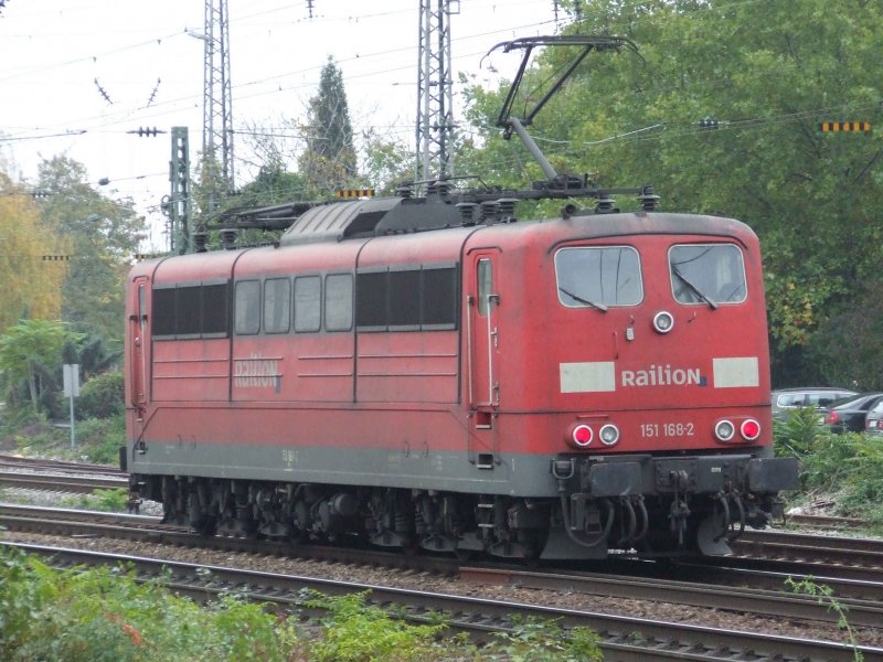 151 168-2 auf dem Weg zum Gterbahnhof im Mannheimer Hbf am 27.10.2007