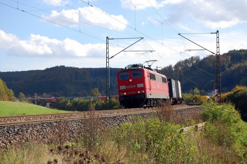 151 168-2 zieht am Nachmittag des 29.09.07 einen Containerzug ber die Filsbahn (KBS 750) in Richtung Geislingen (Steige), hier bei Urspring aufgenommen.