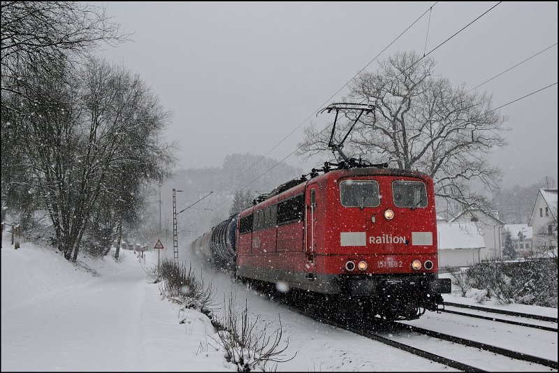 151 168 rollt mit einem Kesselbomber bei Benolpe Richtung Ruhrgebiet. (26.03.2008)