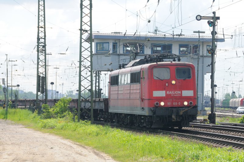 151 169-0 in der Gterzugumfahrung Gremberg Gbf. Sie macht sich mit ihrem Stahlplattenzug auf den Weg Richtung Kln-Kalk. Das nchste Gewitter braute sich zusammen... (04.05.09).