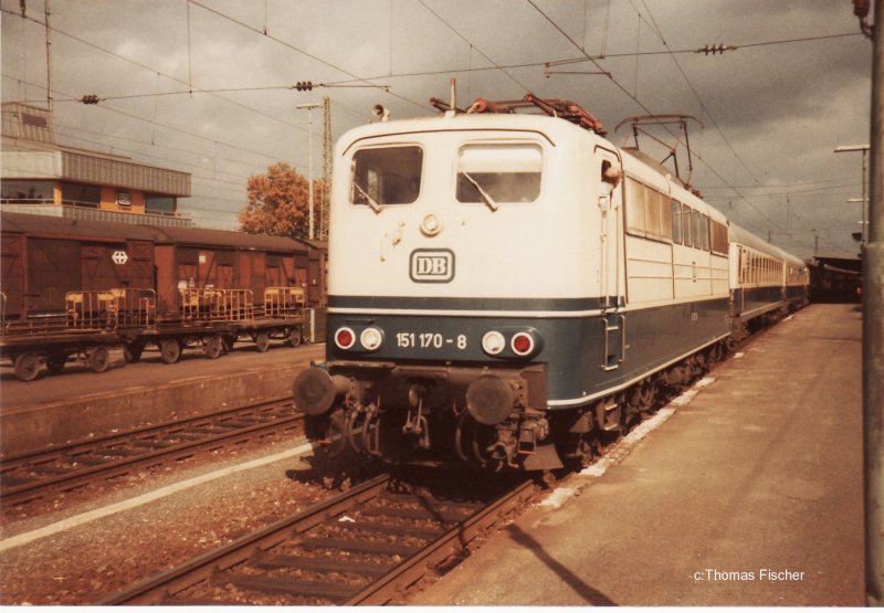 151 170 mit   Interzonenzug Berlin - Mnchen   im Bhf Lichtenfels
Feb. 1985. Dieser Zug wurde immer mit den Baureihen 118 / 119 und spter mit 140 / 151 bespannt von Nrnberg bis Probstzella.   