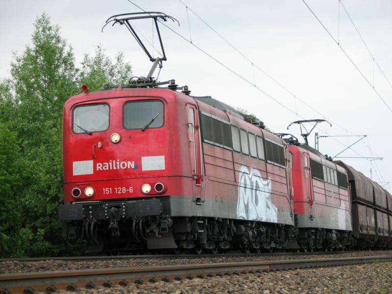 151 Doppeltraktion mit einem schweren Ganzzug aus Nrnberg kommend zwischen Osterhofen und dem stillgelegten Bahnhof Girching. 25.04.2006