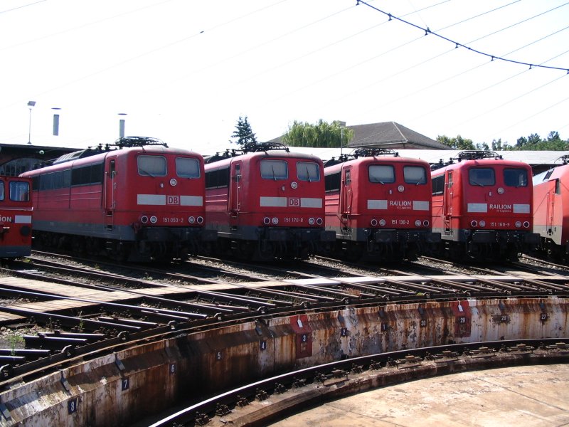 151 er Klassentreffen vor dem Ringlokschuppen des BW N�rnberg Rbf.
151 050, 151 130, 151 160 und 151 170 geben sich die Ehre im Juli 2007
