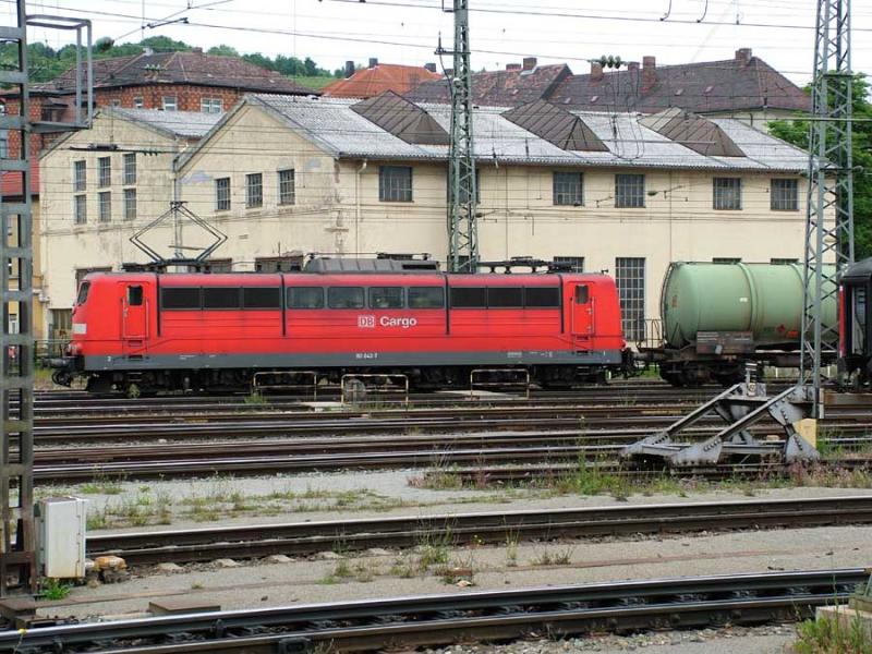 151 mit einem schweren Kesselganzzug in W�rzburg am 11.06.05
Richtung Norden.