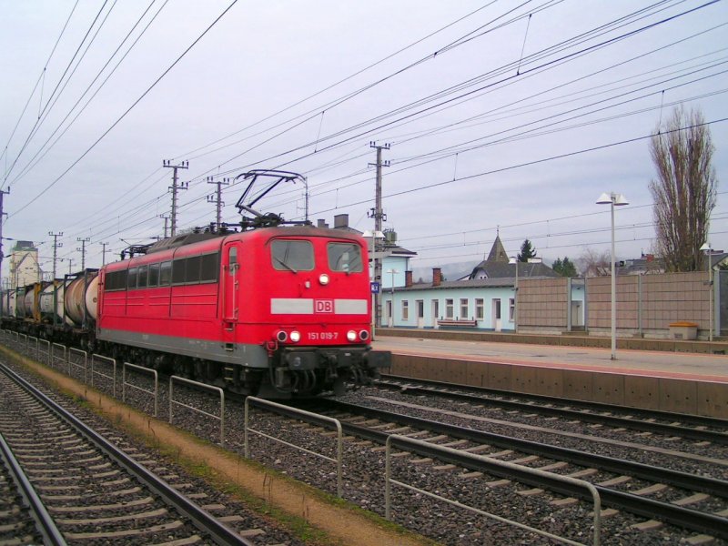 151019-7 hat einen Containerganzzug am Haken und durchfhrt den Bhf. Pchlarn/N_061207