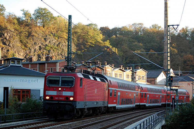 15.10.2007 RE von Zwickau nach Dresden, hier im Plauenschen Grund zwischen Freital-Potschappel und Hp.Dresden-Plauen. Im Hintergrund die alte Felsenkellerbrauerei.