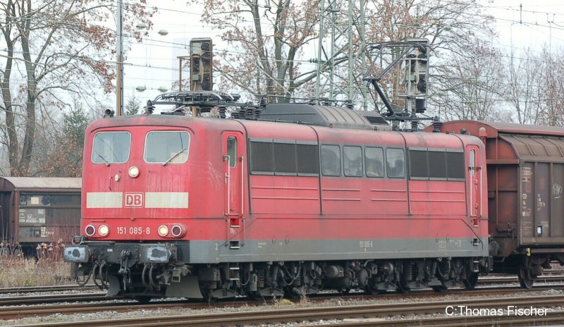 151_085 bei der Ausfahrt => Bamberg Kbs 820 im Bhf Lichtenfels 
( ein Dank an den Lokfhrer der etwas langsamer anfuhr so das ich noch ein Bild machen konnte) 22.11.2007