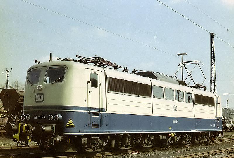 151115 mit automatischer Mittelpuffer-Kupplung wartet in Ihrem Heimat Bw Hagen-Eck auf Ausfahrt nach Hagen-Vorhalle um einen Zug nach Hamburg-Waltershof zu bernehmen.