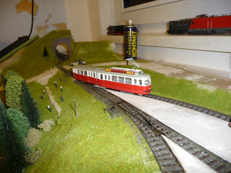 15.11.2008: Ich baue gerade Drnstein-Oberloiben als Modellbahn im Mastab 1:87 nach. Zum Testen der Schienen wird die Wiener Straenbahn Baureihe E1 eingesetzt.