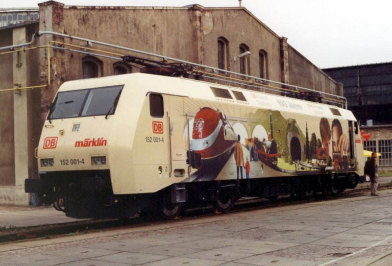 152 001-4 im Jahr 1999 zum Tag der offenen Tr im RAW Chemnitz. Vom Papierbild eingescannt.