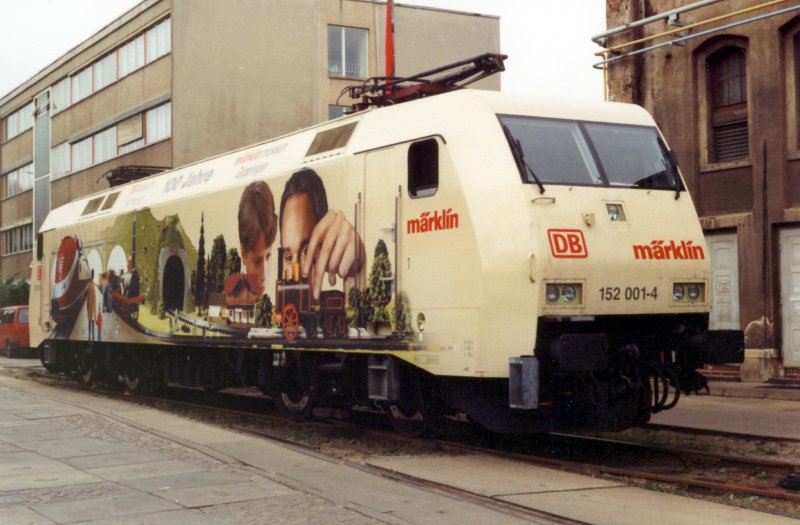 152 001-4 im Jahr 1999 zum Tag der offenen Tr im RAW Chemnitz. Vom Papierbild eingescannt.
