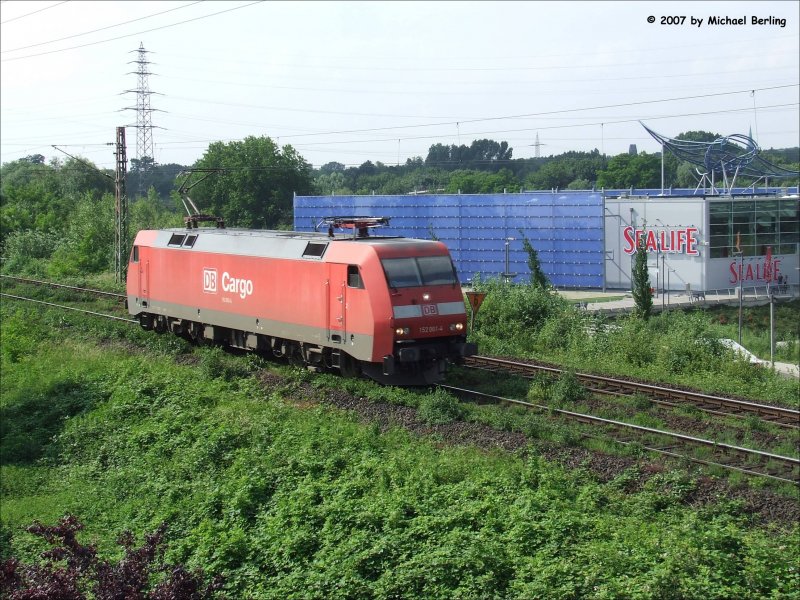152 001-4 passiert das Centro in Oberhausen. 4.6.07