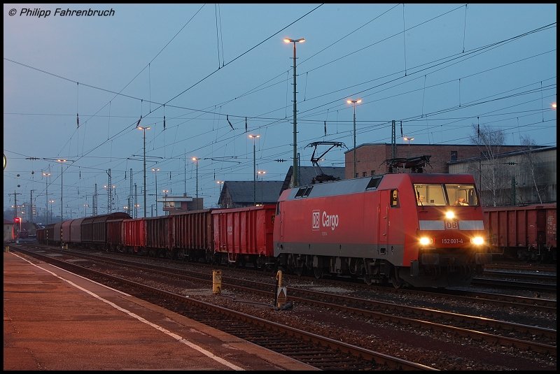 152 001-4 steht am Abend des 29.01.08 mit FZT 56080 Aalen - Stuttgart-Hafen auf Gleis 7 des Aalener Bahnhofs.