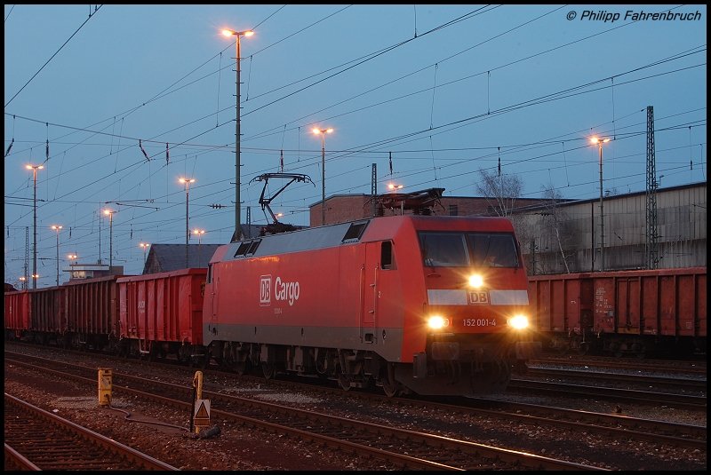 152 001-4 steht am Abend des 29.01.08 mit FZT 56080 Aalen - Stuttgart-Hafen auf Gleis 7 des Aalener Bahnhofs.