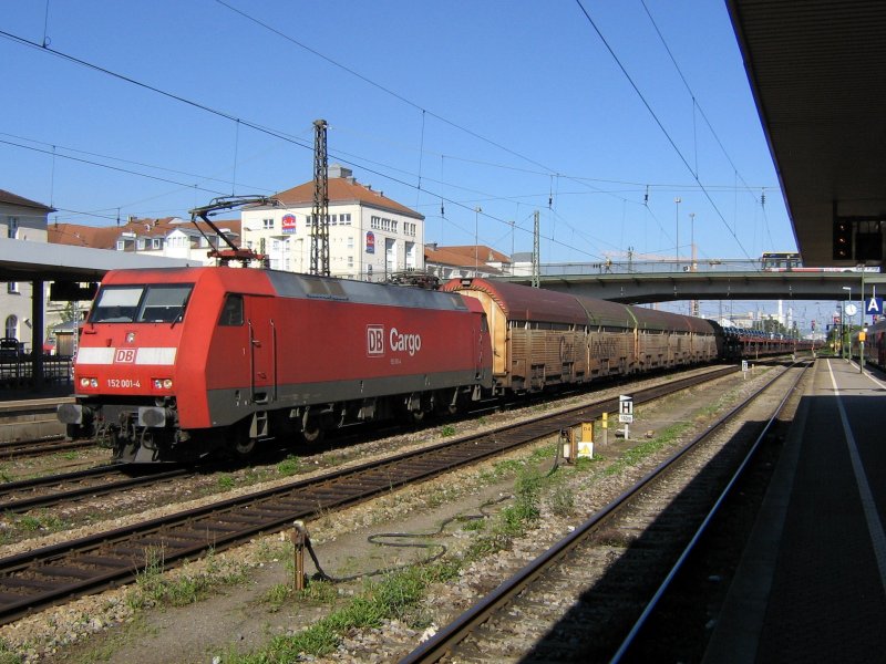 152 001 rollt am 6.8.2007 mit einem Gterzug durch Regensburg.