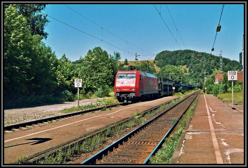 152 002 fhrt mit einem leeren Autozug, bestehend aus Autotransportwaggons der RENFE Richtung Ingolstadt. Aufgenommen im Sommer 2006 in Dollnstein.