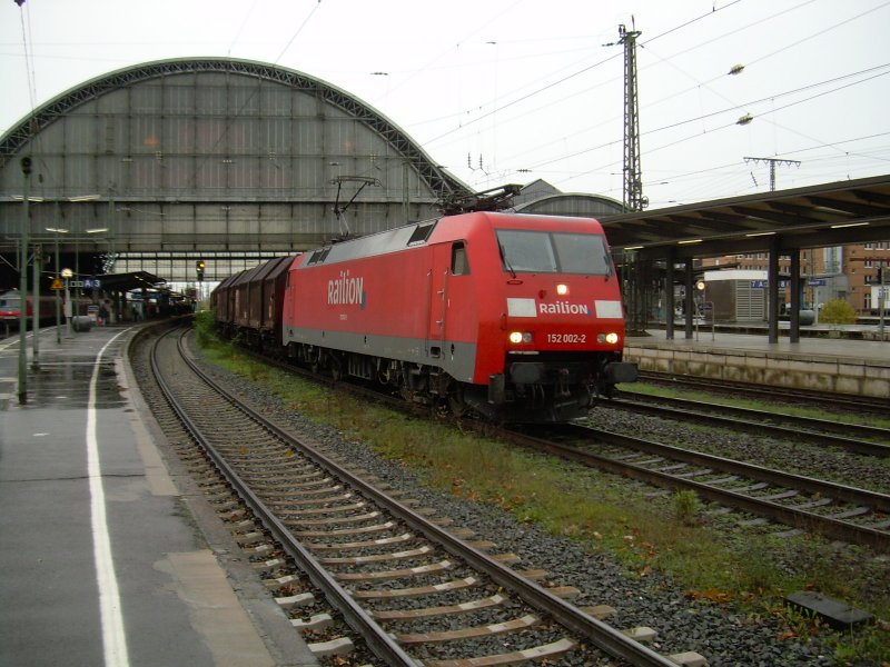 152 002 mit gemischtem Stahlzug am 25.11.2006 in Bremen Hbf