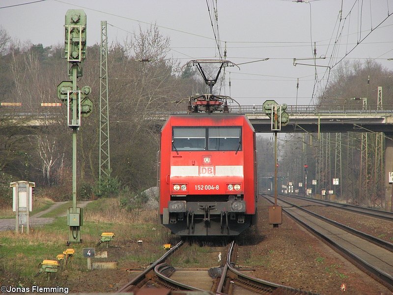 152 004 wartet in Radbruch auf Zugberholungen.