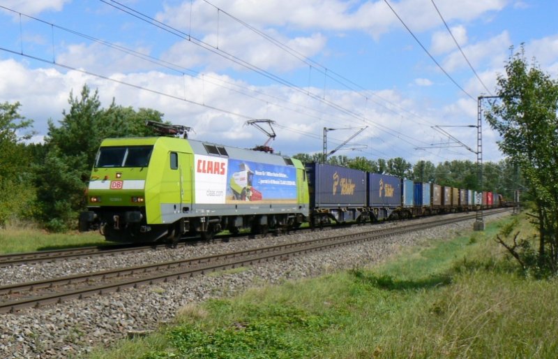152 005  Claas Mhdrescher  fuhr am 18.8.2008 mit dem FE 45175 von Kornwestheim nach Singen. Dies war ihre Premiere (mit Werbung) auf der Gubahn. Ab Singen gings dann mit 185 090 weiter bis Wolfurt. Hier befindet sich der Zug bei Eutingen im Gu.